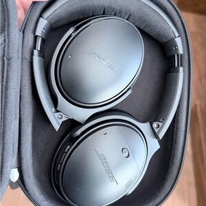Bose Black Quiet Comfort Noise Cancelling Wireless Headphones